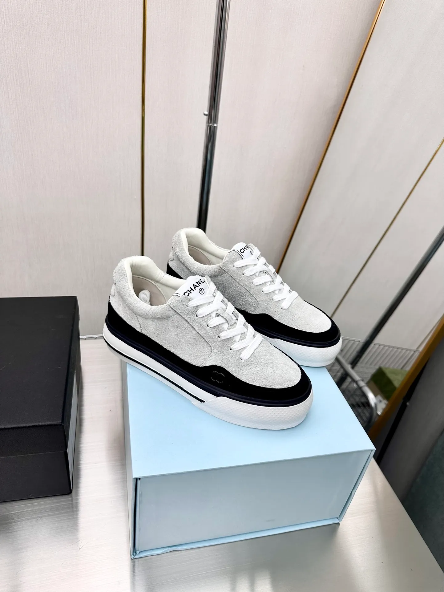 👟👟Ex-factory price 480👟👟 Chanel 24C Latest hot style Rhinestone Panda Black and White Sports shoes Casual sneakers Xiaoxiang Year-end hot item Classic black and white Panda color Diamond fresh color matching Coco girls must buy, super beautiful, sparkling Bling Bling at all kinds of parties Comparable to the collection, [Swarovski diamonds] are long-lasting bright, dazzling, and crystal clear. Fabric: Original customized cow suede, technical cloth. Lining: Original silk cowhide lining. Outsole: Original molded rubber + T👟👟Factory price U combination. Original full package. Size: Women's 35-40 (41 customized)